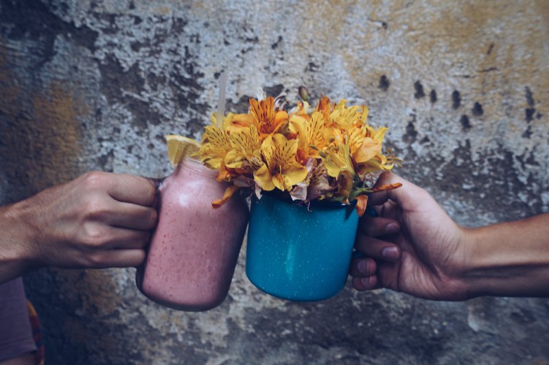 Clinking flower mugs