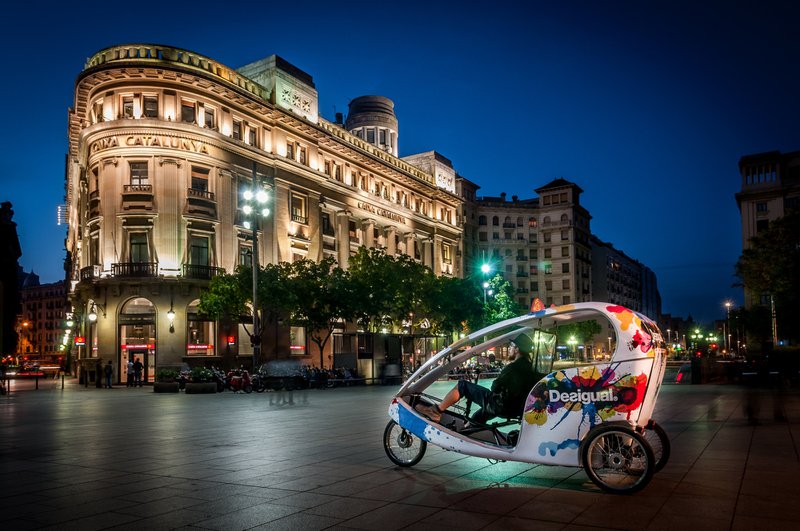 Travelling through Barcelona streets at night bring lots of nice frames to catch…luckily I had my tripod with me so i could perform a long exposure shot.